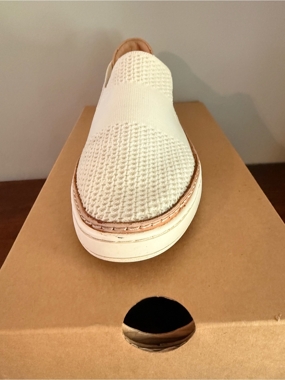 UGG Sammy slip-on white breathable knit fabric sneakers. Size 8 - Picture 14 of 16